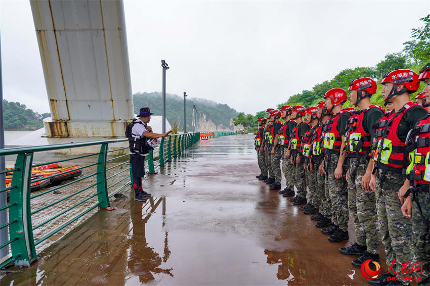 应对汛期！武警官兵开展冲锋舟集训(图1)