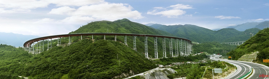 沿着高速看中国｜世界第一高墩、双螺旋隧道……看云端高速“逆天”而行！(图12)